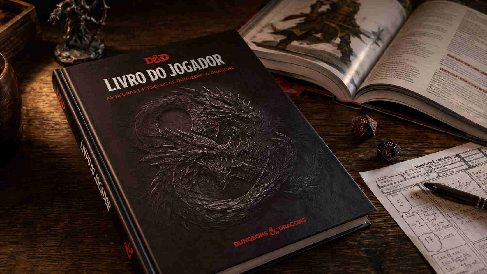 Livro do Jogador de D&D 2024 em português aberto sobre a mesa, com dados e ficha de personagem