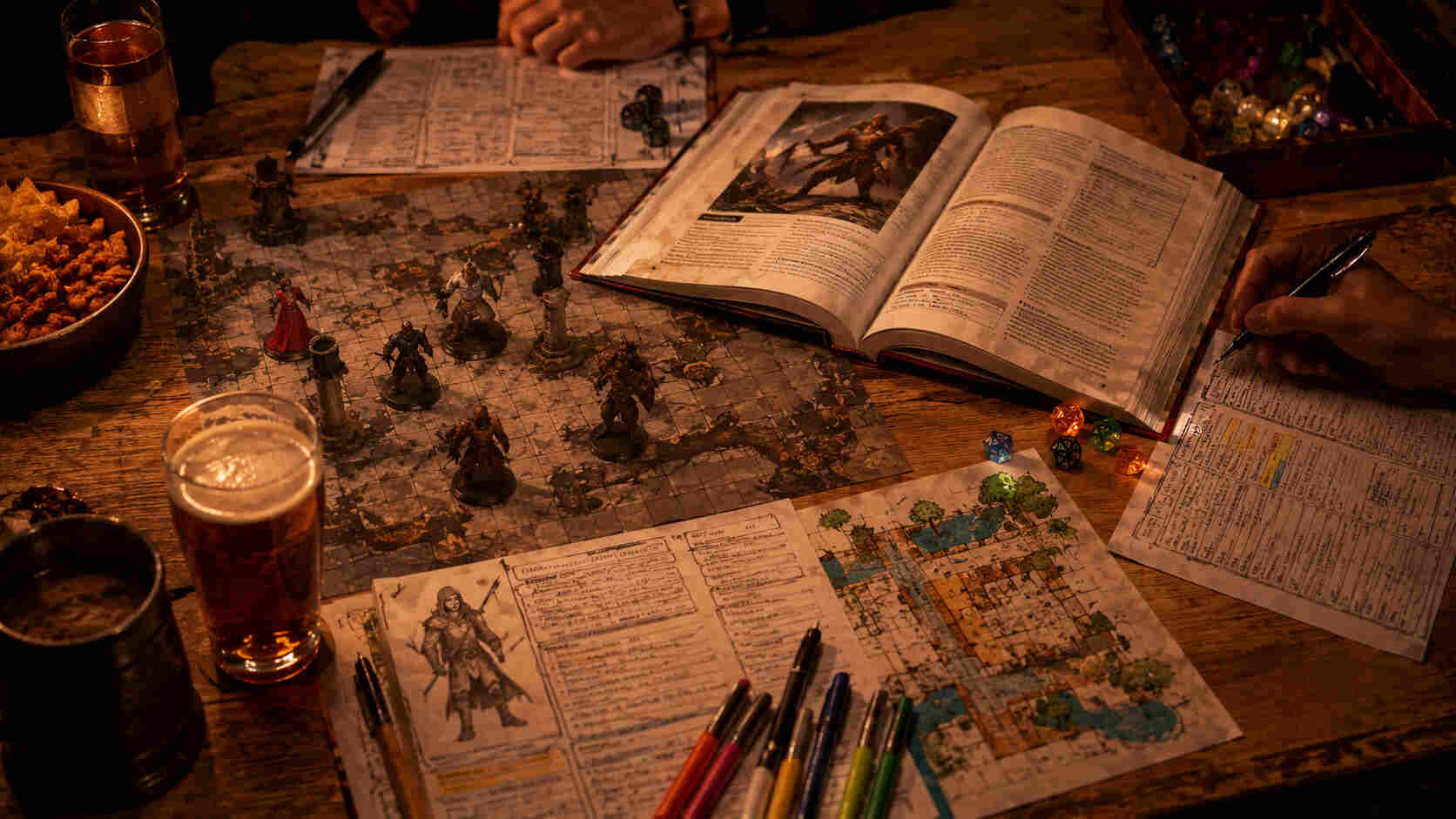 Mesa de RPG com livro de D&D aberto, mapa, miniaturas, dados poliédricos e fichas de personagem espalhadas, em ambiente acolhedor de sessão noturna
